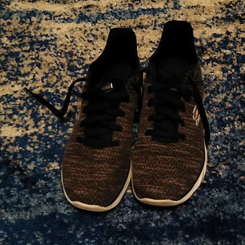 Sketchers tennis shoes